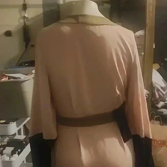 BCBGMAXAZRIA WRAP AROUND DRESS SIZE XS - Picture 5 of 9